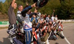 Portrait de groupe avec enfants et motocyclettes