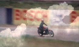 Portrait de groupe avec enfants et motocyclettes